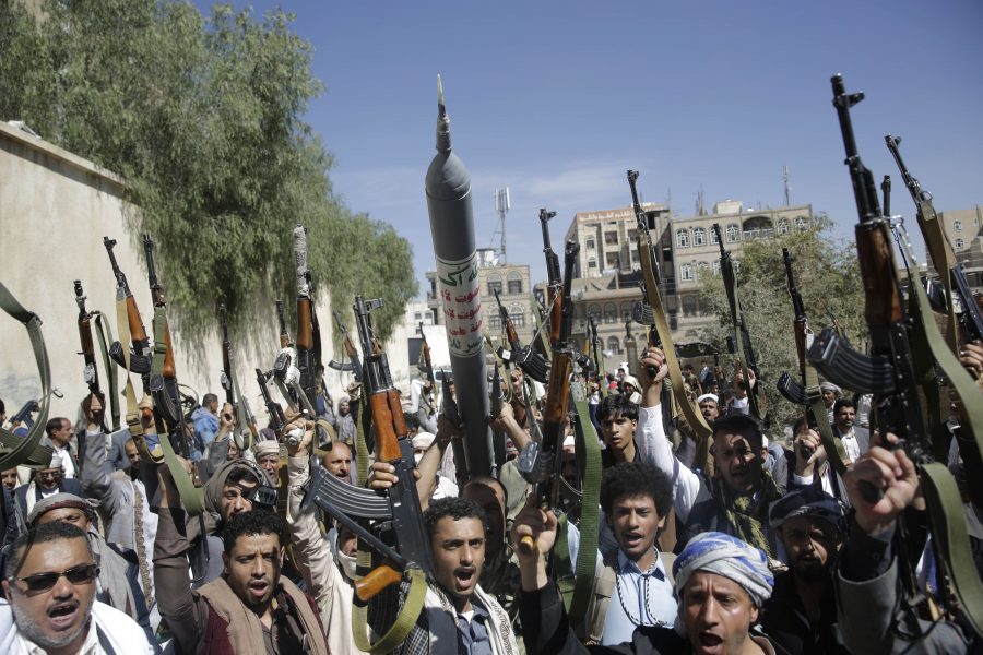 Huthirebeller höjer sina vapen i Sanaa.