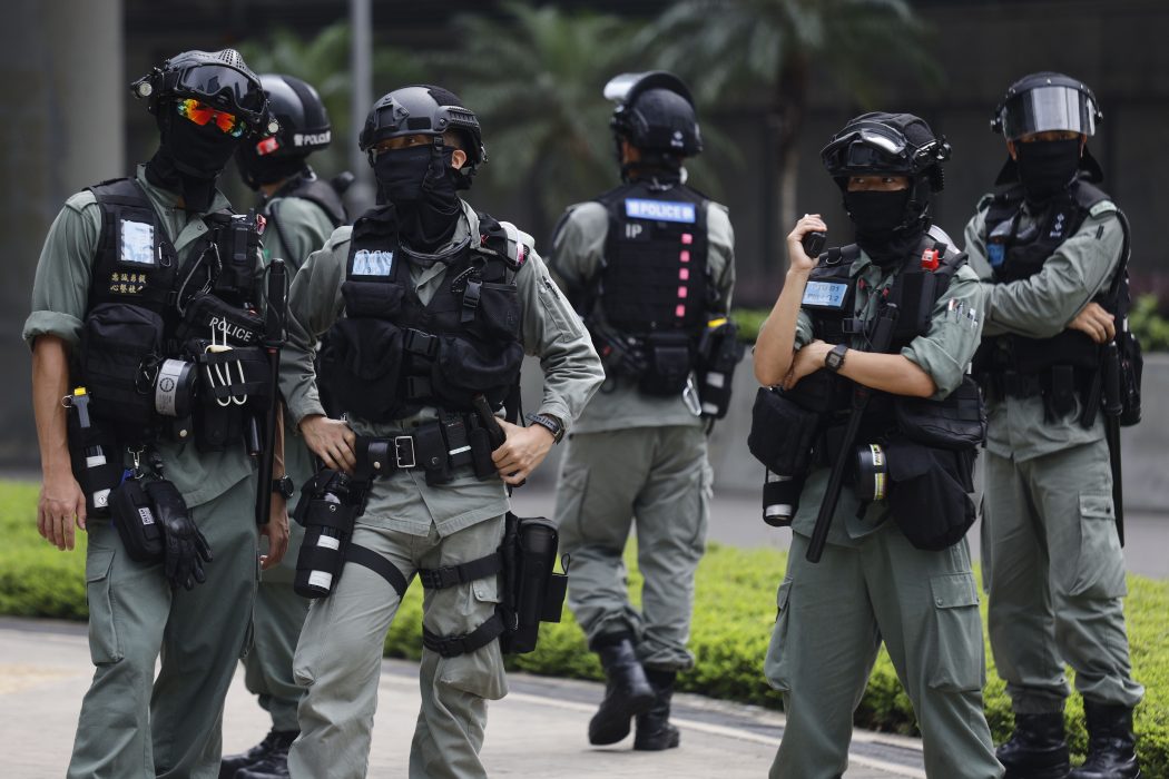 Kravallutrustad polis utanför parlamentshuset i Hongkong under onsdagen.