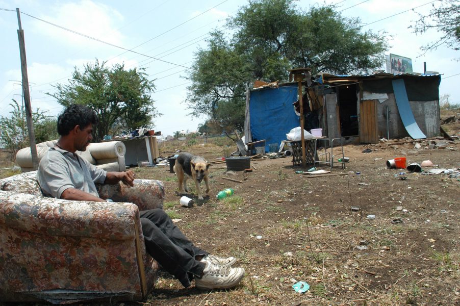 Mannen på bilden bor i ett skjul i Mexico och plockar skräp för att överleva.
