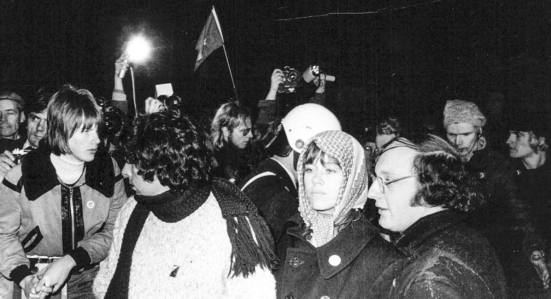 Jane Fonda (i palestinasjal) och några andra demonstranter lotsas förbi avspärrningarna för att lämna en resolution till den amerikanska ambassaden i Stockholm.