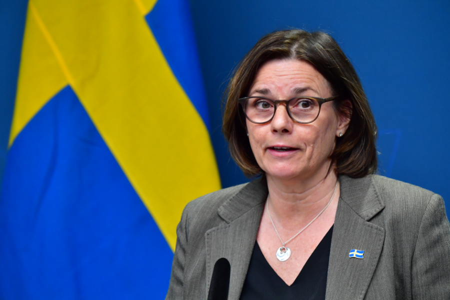 Vice statsminister Isabella Lövin presenterar ett regeringsstöd till kollektivtrafiken.