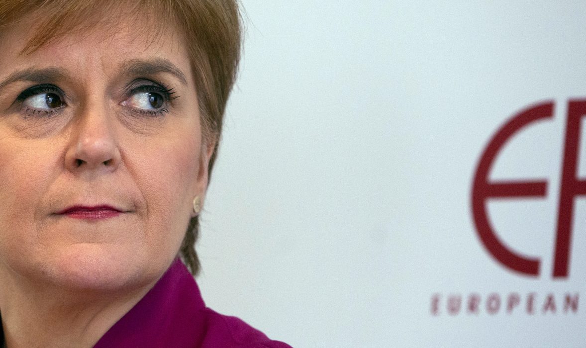 Skottlands försteminister Nicola Sturgeon anser att tiden är inne för basinkomst.