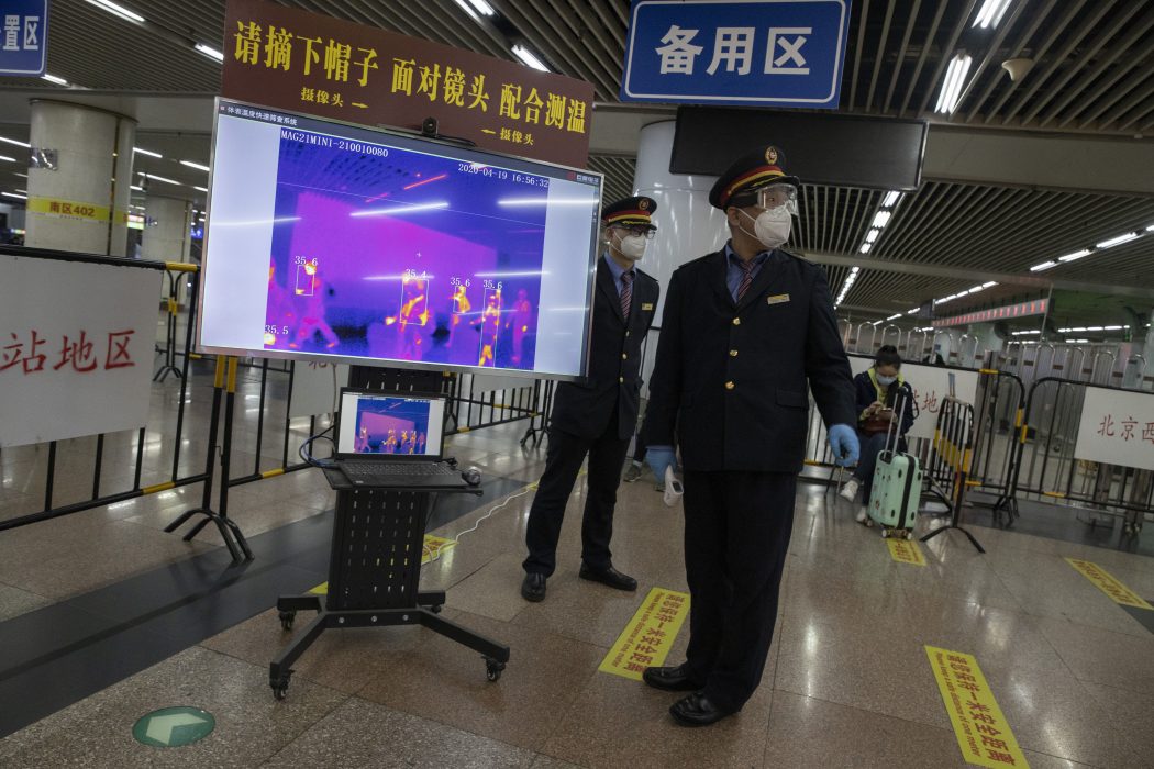 Personal på en järnvägsstation i Peking.