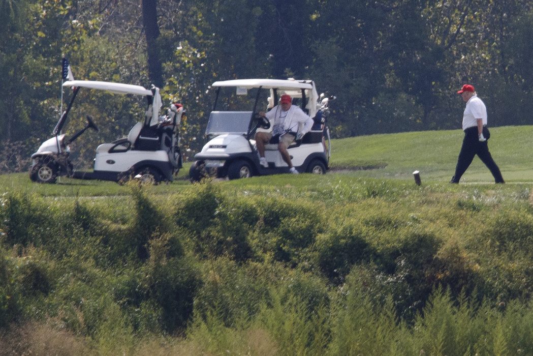 Donald Trumps golfspelande under helgen möter hård kritik från både hans politiska motståndare och från republikaner.