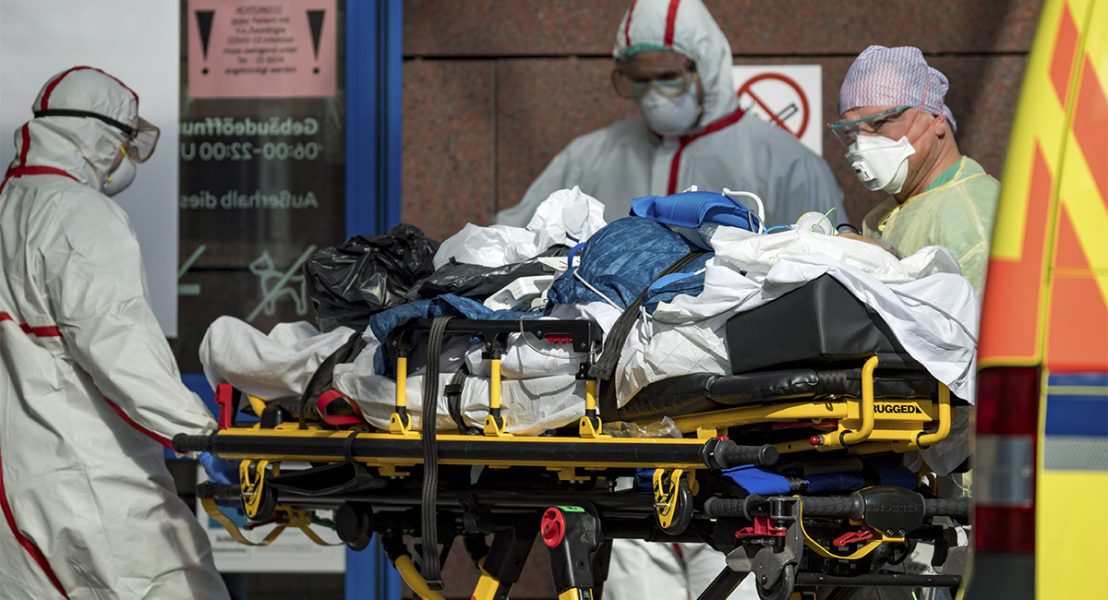 En svårt sjuk covid-19-patient i Leipzig på väg in i ambulansen.