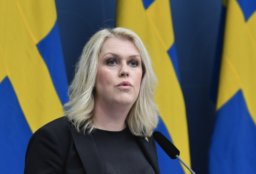 Personer i riskgrupper som inte kan jobba hemifrån väntar fortfarande på besked från regeringen om smittskyddspeng.