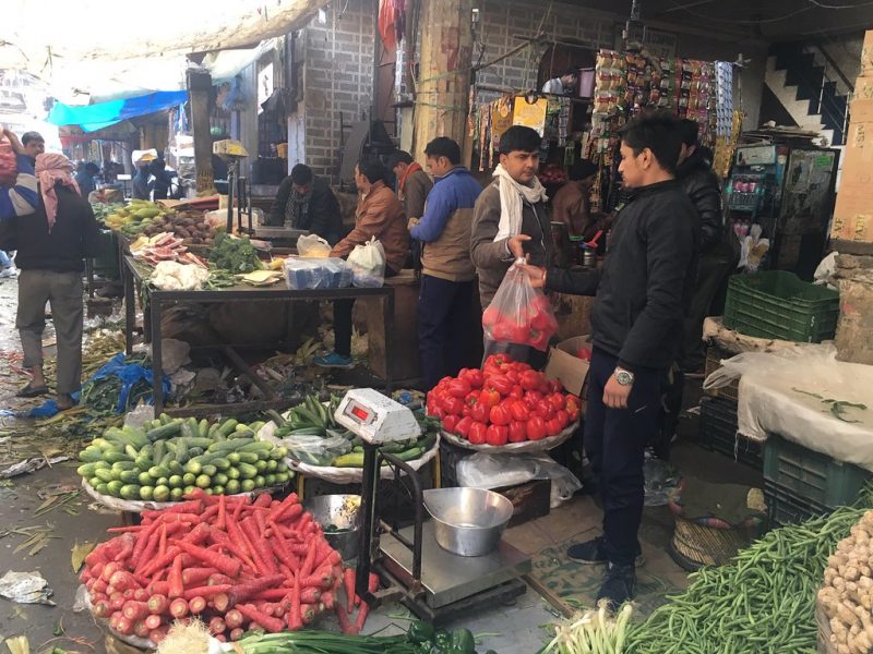 Grönsaksmarknaderna har få kunder på grund av den nationella nedstängningen i samband med covid-19-pandemin.
