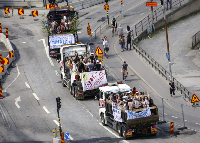 Studentflak på rad i trafikledningen vid Slussen i Stockholm 2016.