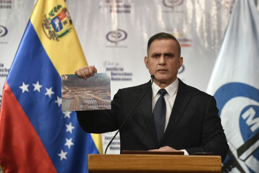 Venezuelas riksåklagare Tarek William Saab under en presskonferens i Caracas i fredags med ett foto på ammunition som han hävdar beslagtagits i samband med gripanden efter landstigningsförsöken i förra helgen.