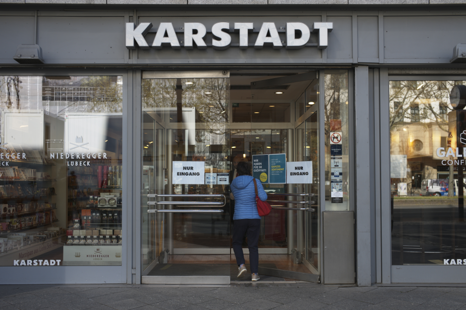 En kvinna på väg in i det delvis öppna varuhuset Karstadt i Berlin den 22 april.