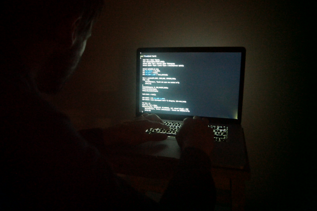 Australien är utsatt för en cyberattack, uppger landets premiärminister.