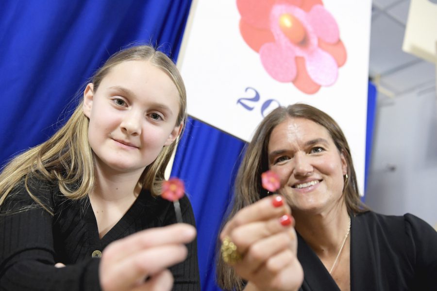 Årets majblommedesigner Elin Eisele, 12 år, från Alingsås, och Tove Lindahl Greve, Majblommans generalsekreterare, visade upp 2020 års majblomma – innan organisationen tvingades digitalisera hela insamlingen.