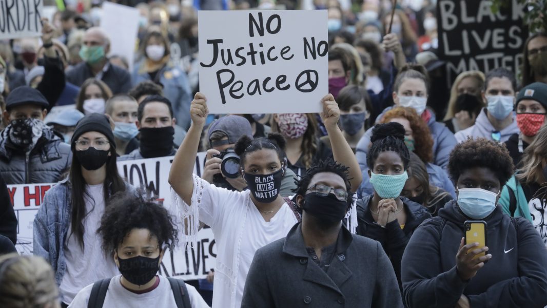 Demonstranter i Salt Lake City protesterar mot polisvåld och rasism.