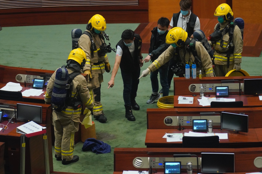 Räddningsstyrkor inspekterar kammaren efter torsdagens protest.