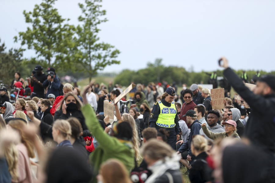 Polisens presstalesperson Ewa-Gun Westford i folkmassan vid demonstrationen till stöd för Black lives matter-rörelsen på Ribersborgsstranden i Malmö på torsdagen.