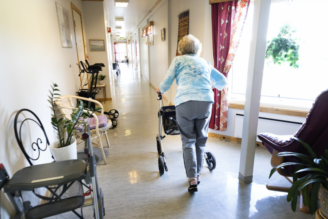 Sjuksköterskor i Umeå får 80 000 kronor i bonus, utöver grundlönen, om de jobbar i äldreomsorgen under sommaren.
