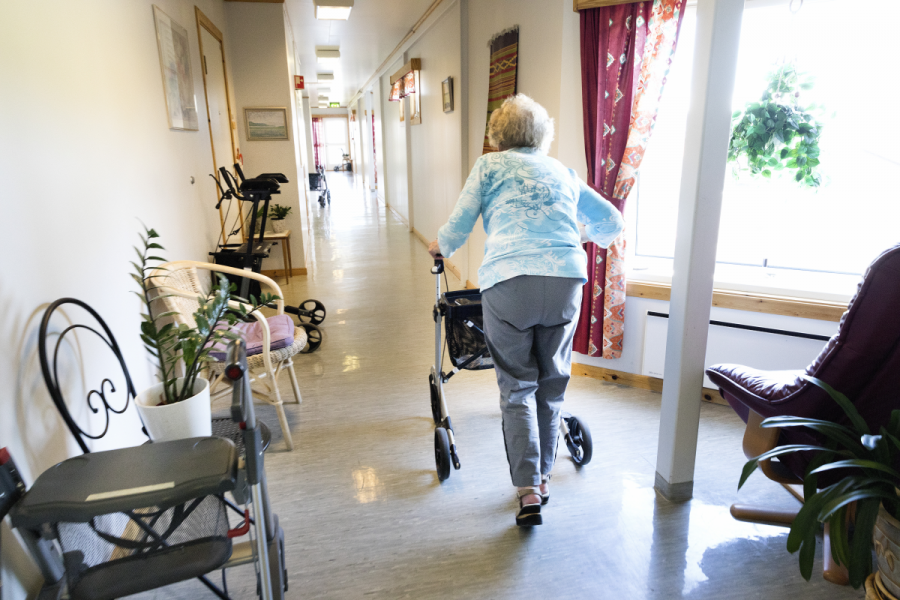 Sjuksköterskor i Umeå får 80 000 kronor i bonus, utöver grundlönen, om de jobbar i äldreomsorgen under sommaren.
