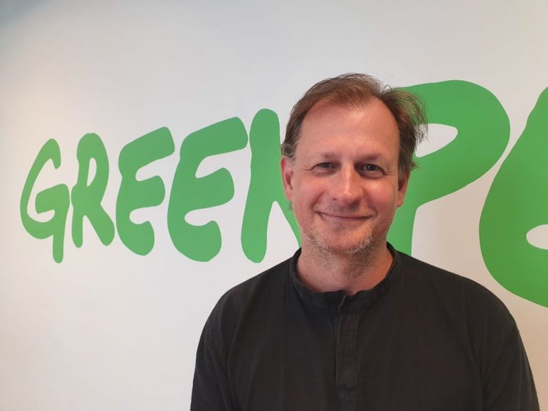 När han satt i Riksdagen tyckte en del att han var för radikal och sa “gå med i Greenpeace istället” – nu är det gjort! uppger Schlyter i pressmeddelandet från Greenpeace.