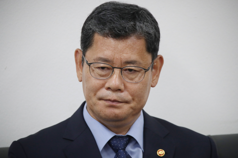Kim Yeon-Chul har lämnat in sin avskedsansökan, som har godkänts av Sydkoreas president.