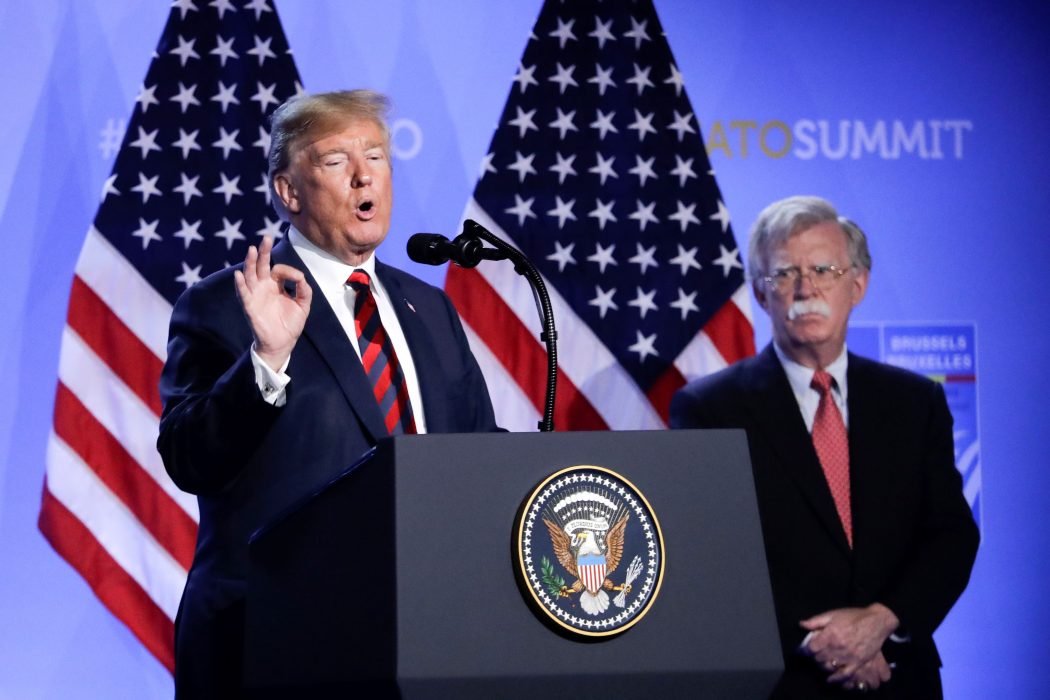 USA:s president Donald Trump med sin tidigare säkerhetsrådgivare John Bolton, som nu ger ut en bok där han bland annat anklagar presidenten för att vara okunnig.
