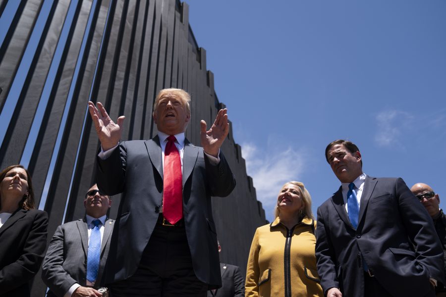 Medan stora grupper i USA är i uppror är Donald Trump besatt av att bli återvald och av att bygga den mur mot Mexiko han utlovade i valkampanjen 2016.
