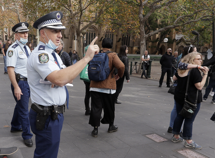 Australiska poliser räknar demonstranter vid ett möte i Sydney, som ligger i delstaten New South Wales.