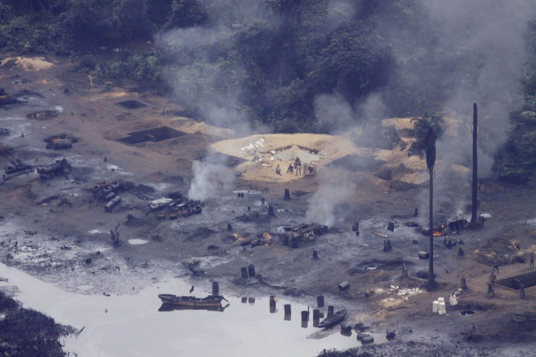 Rök från illegala raffinaderier i det område i Nigerdeltat där Shell utvinner olja.