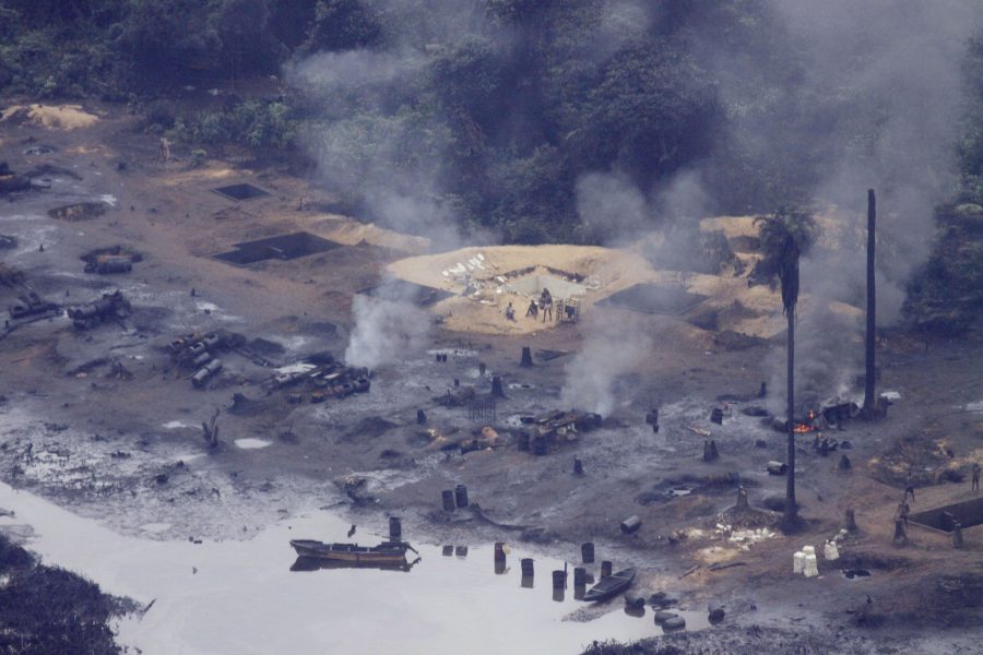 Rök från illegala raffinaderier i det område i Nigerdeltat där Shell utvinner olja.