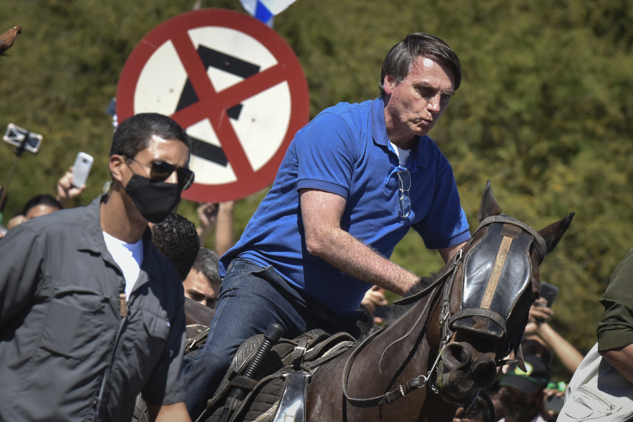 Brasiliens president Jair Bolsonaro ridande på en polishäst vid en protest utanför presidentpalatset i huvudstaden Brasília på söndagen.