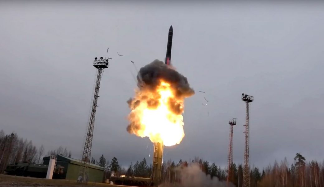 En interkontinental ballistisk robot skjuts upp i Ryssland.