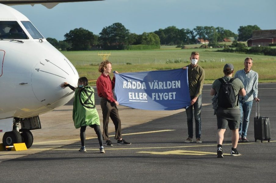Istället för att gå ombord på planet mot Stockholm protesterade aktivisterna mot räddningspaket till företag som SAS.