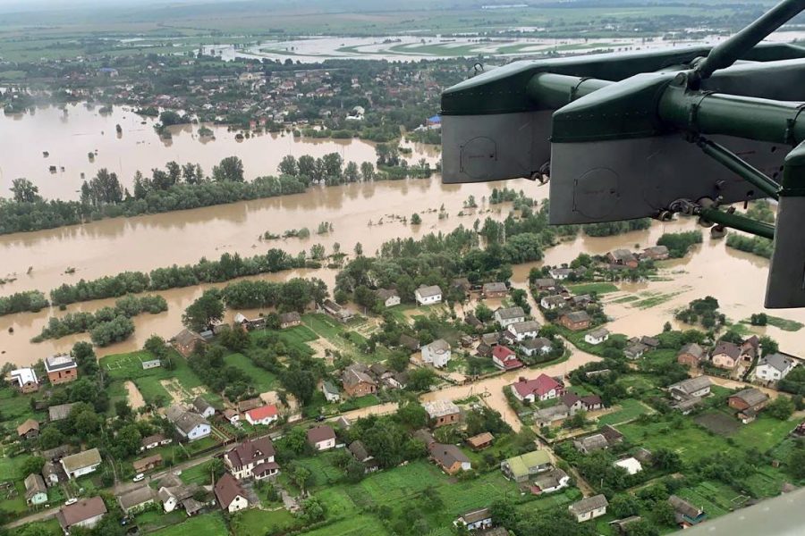 Runt 200 samhällen i västra Ukraina har drabbats av kraftiga översvämningar.