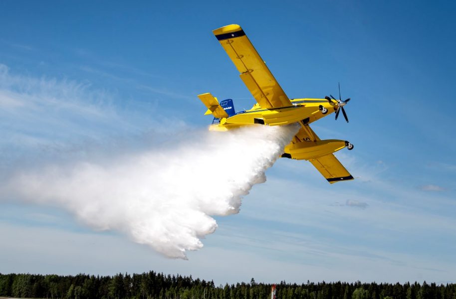 Uppvisning av Sveriges nya brandbekämpningsflygplan som skall kunna vattenbomba mark vid till exempel skogsbränder.