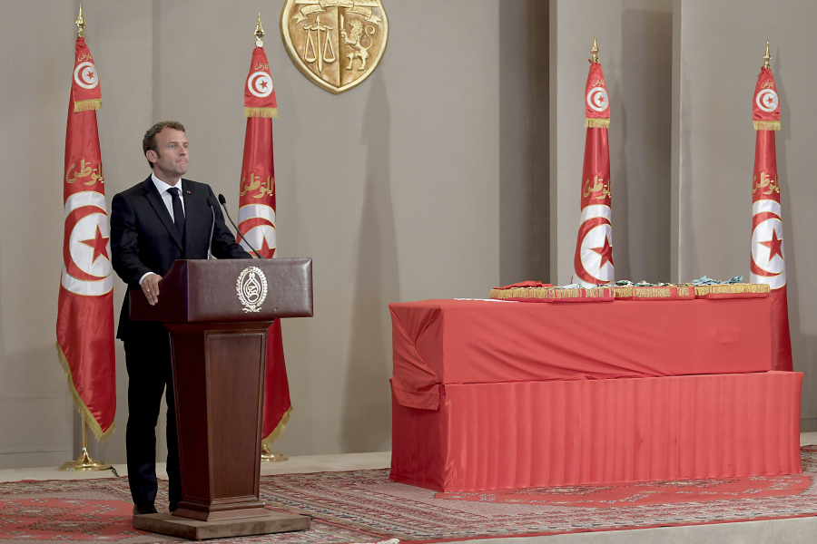 Frankrikes president Emmanuel Macron under ett tal i Tunisien i juli 2019, vid statsbegravningen för den avlidne presidenten Beji Caid Essebsi.