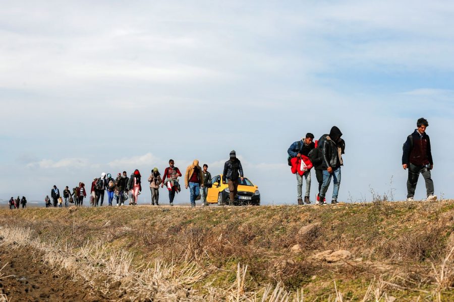Migranter vandrar mot den turk- grekiska gränsen i hopp om att komma in i EU i mars 2020.