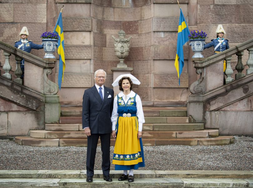 Kung Carl Gustaf och drottning Silvia hälsade till svenska folket på nationaldagen på Logården vid Stockholms slott.