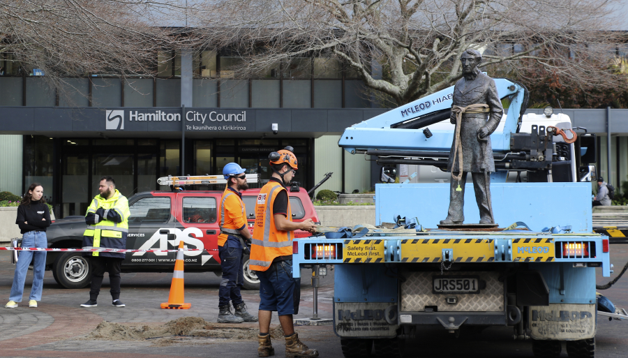 Bronsskulpturen av kapten John Fane Charles Hamilton plockades bort.