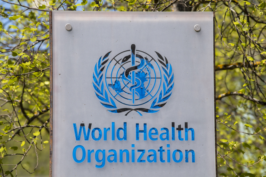 Världshälsoorganisationen WHO varnar för att vården kan komma att drivas till sin bristningsgräns i bland annat Sverige.