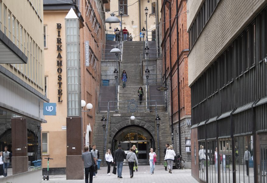 En bit ovanför trappan till Malmskillnadsgatan upphörde spåren efter Palmes mördare.