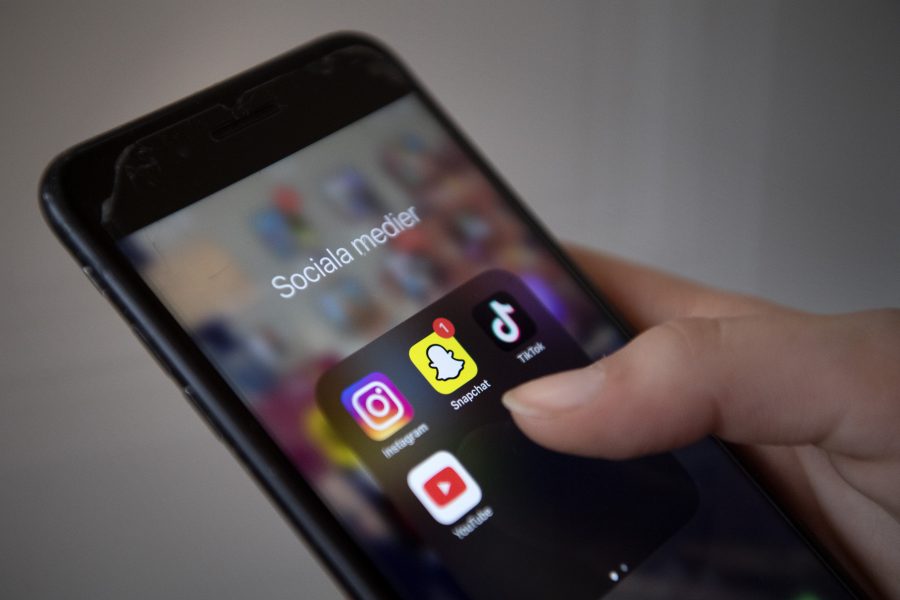 Under höstlovet har polisen en reklamkampanj på Snapchat och Instagram för att informera om att man faktiskt kan göra sig skyldig till brott om man delar nakenbilder på nätet.