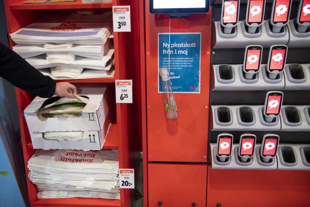 En skylt informerar om den nya skatten på plastkassar.