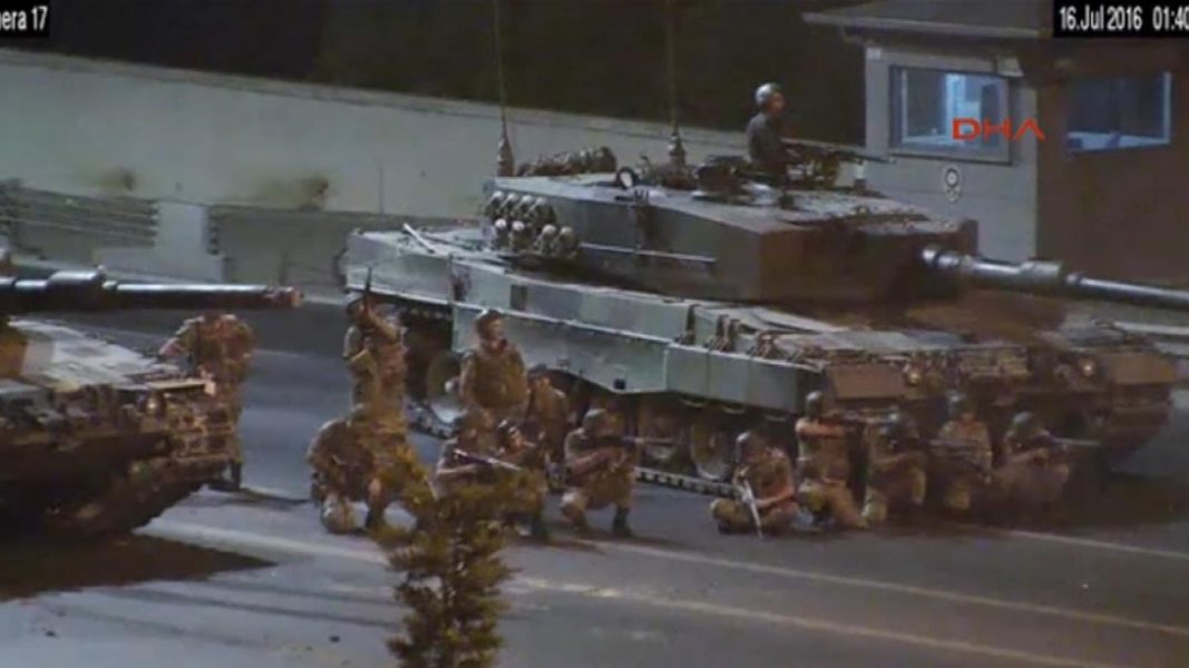 Stillbild från en video som visar militärer på Bosporenbron i Istanbul under det misslyckade kuppförsöket den 16 juli 2016.