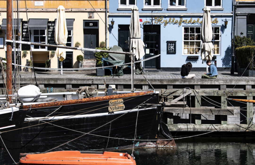 Stängda restauranger och barer i ett öde Nyhavn i Köpenhamn.