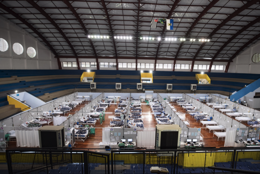 Coronapatienter i ett fältsjukhus inhyst i en gymnastikhall i São Paulo i Brasilien.