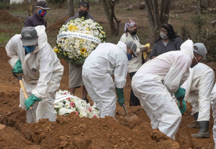 En person som avlidit i sviterna av coronaviruset begravs på São Luiz-kyrkogården i São Paulo i Brasilien.