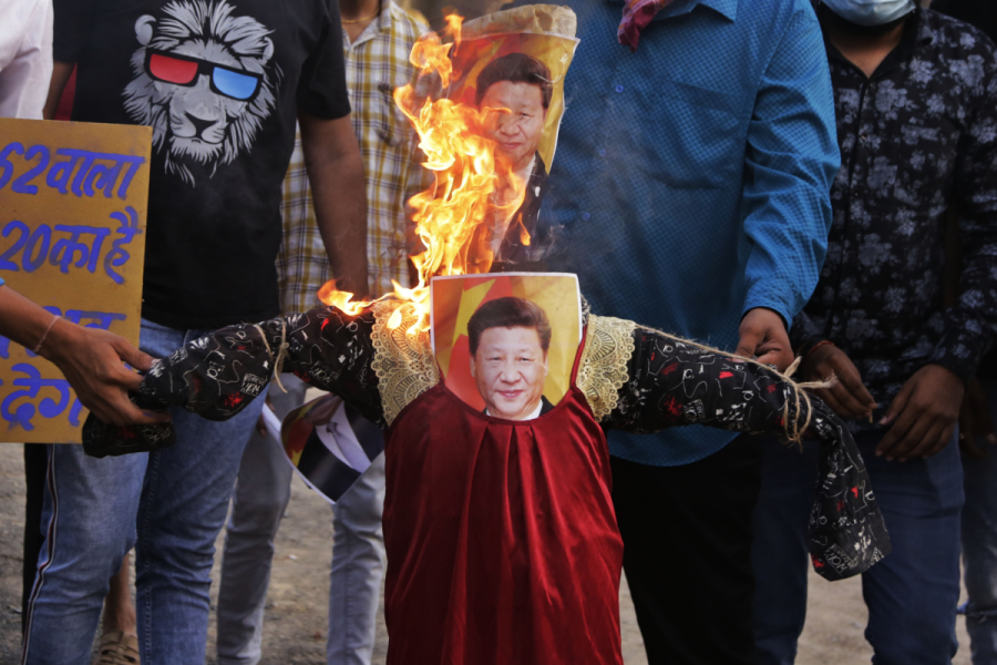 En bild av den kinesiska presidenten Xi Jinping bränns i Ahmedabad i Indien i samband med en protest till följd av oroligheterna i Himalaya tidigare i veckan.
