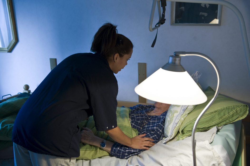 Kritiken från anhöriga handlar till exempel om att de äldre inte har fått behandling mot covid-19 utan ges palliativ vård, ibland utan att få träffa läkare.