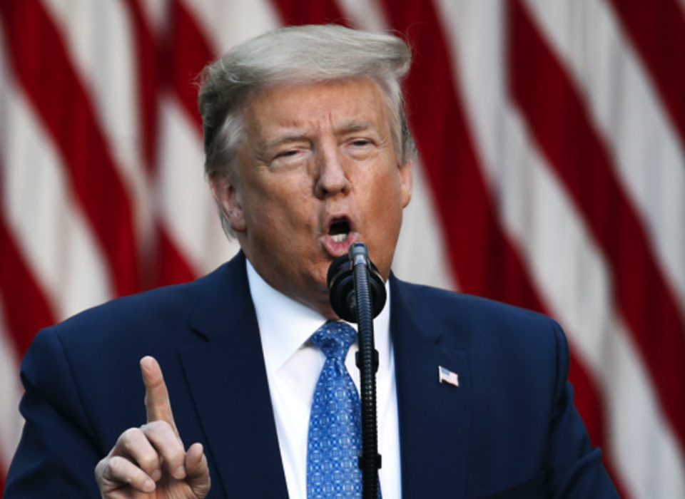 Demonstranter och polis har drabbat samman utanför Vita huset.