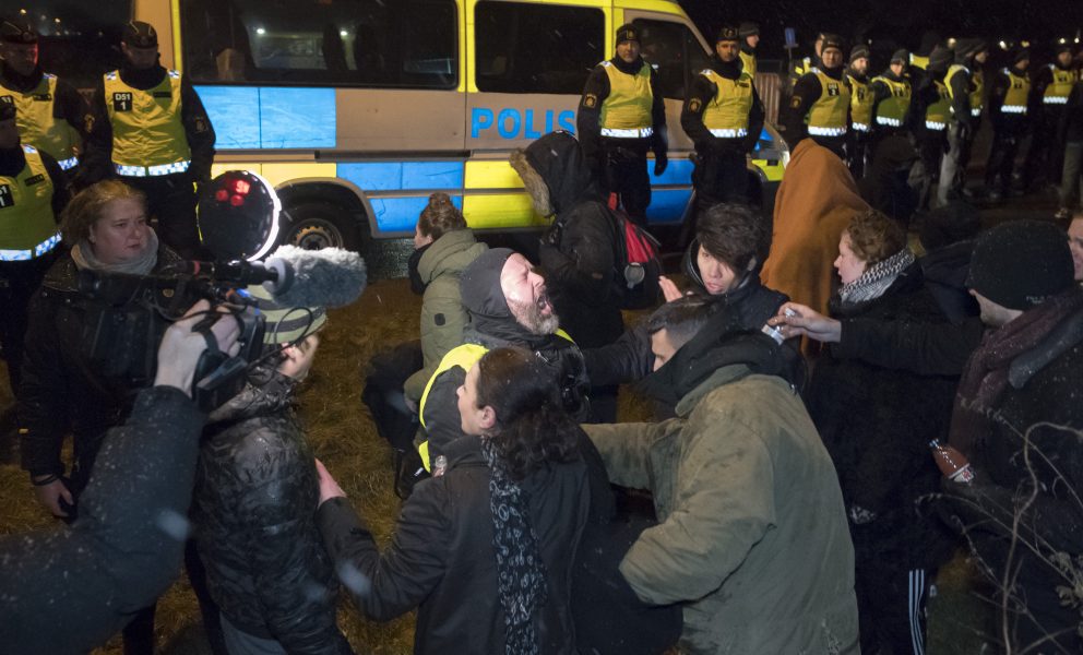 Protester mot tvångsutvisningar utanför förvaret i Åstorp.