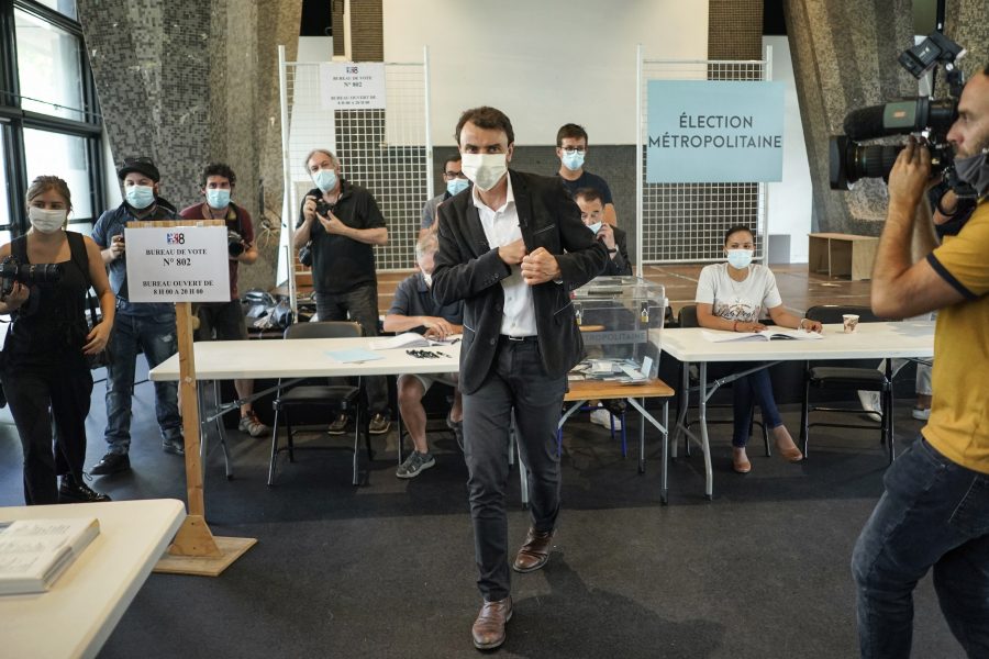 Grégory Doucet, kandidat för miljöpartiet EELV,  lämnar vallokalen i Lyon.